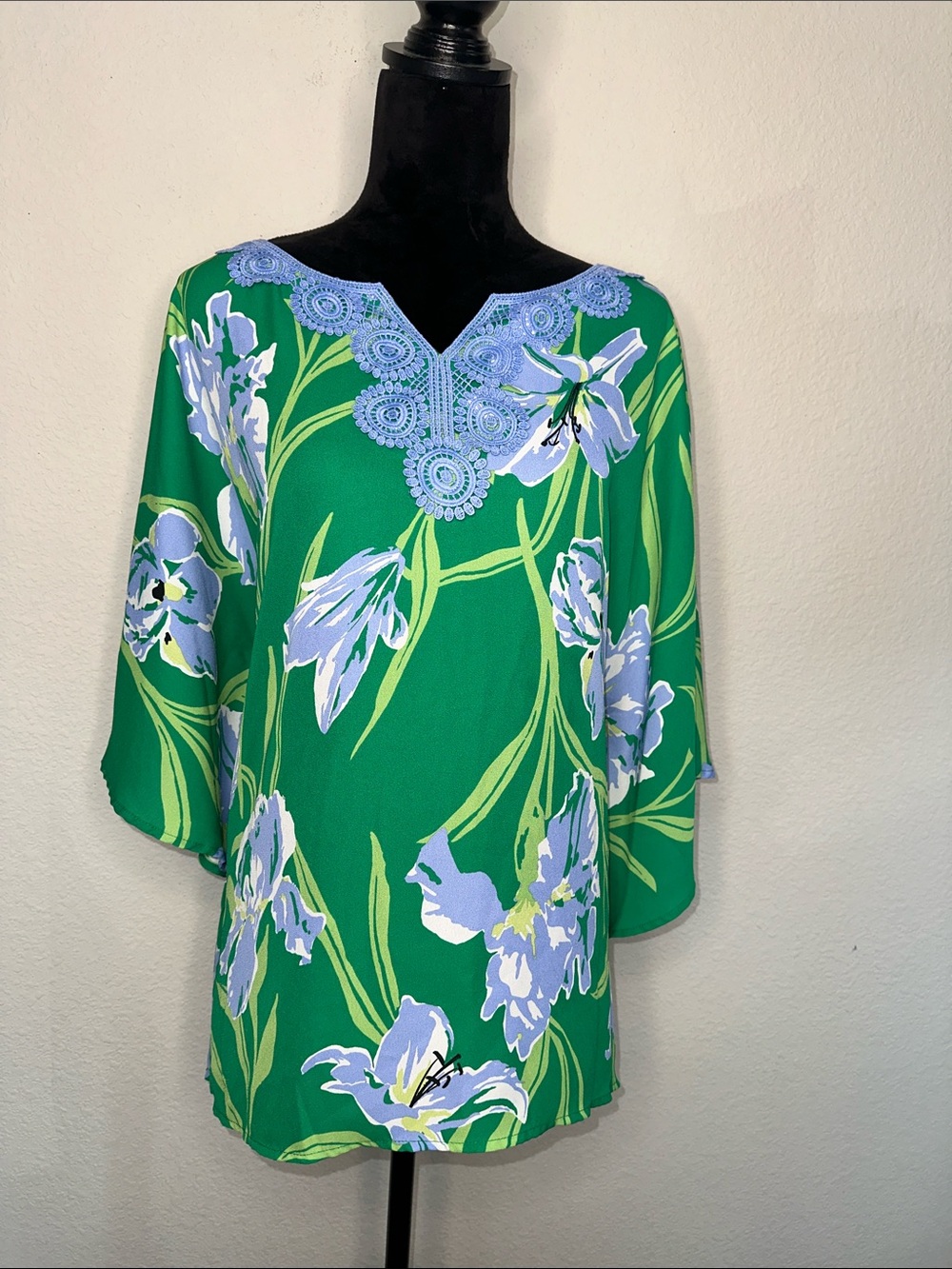 Quacker Factory Emerald Green Floral Tunic with Sky Blue Crochet Neck